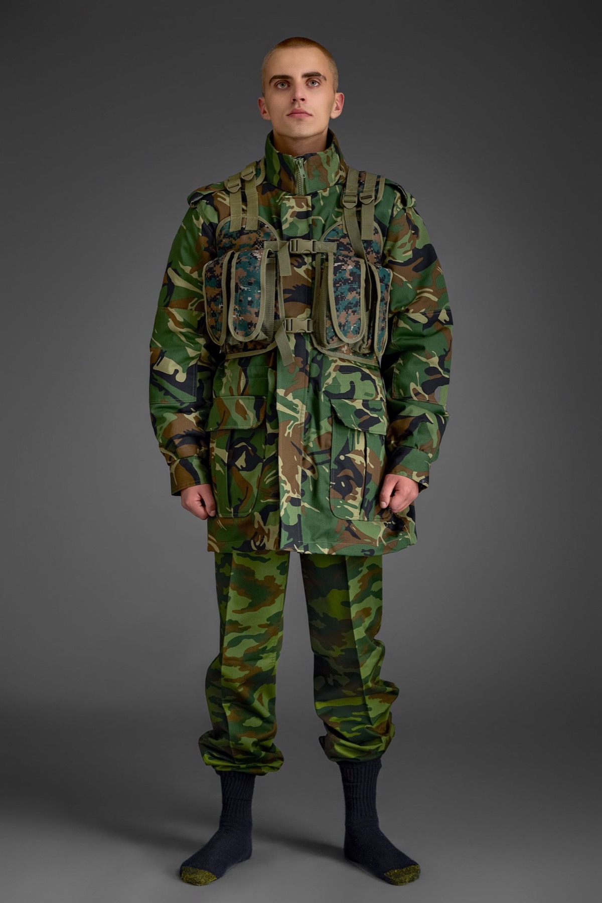 Military Tactical Vest - Constructed of 1000D/500D Nylon material.