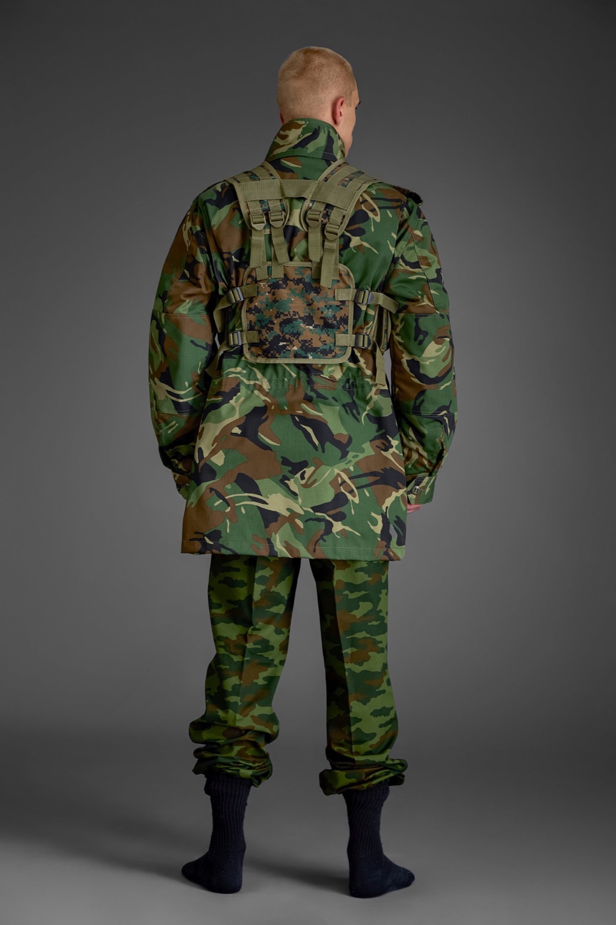 Military Tactical Vest - Constructed of 1000D/500D Nylon material.