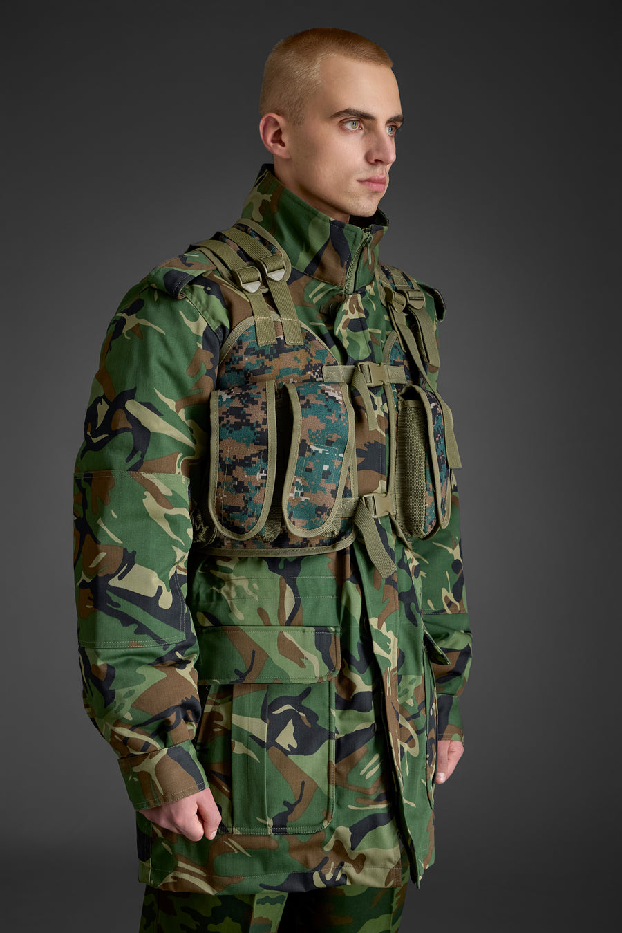 Military Tactical Vest - Constructed of 1000D/500D Nylon material.